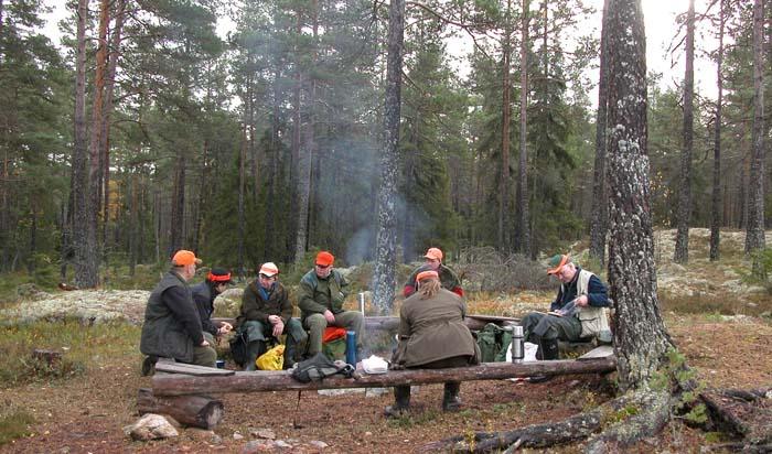 En liten rolig grupp med hundra procent bom